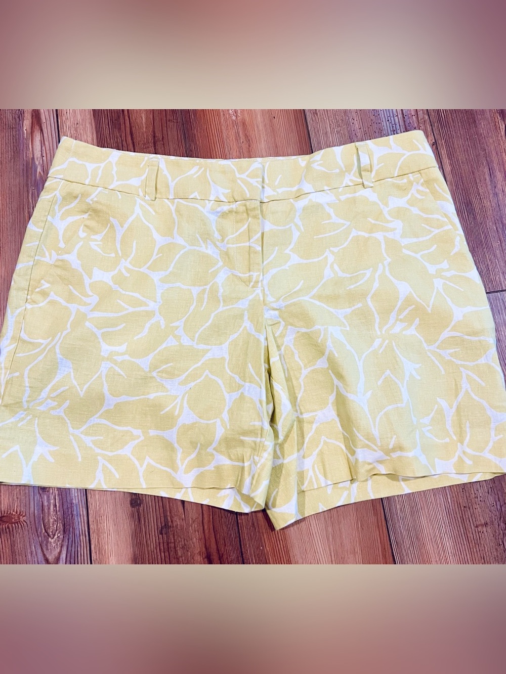 LOFT Yellow and White Floral Linen-Blend Shorts size 8. B15P82